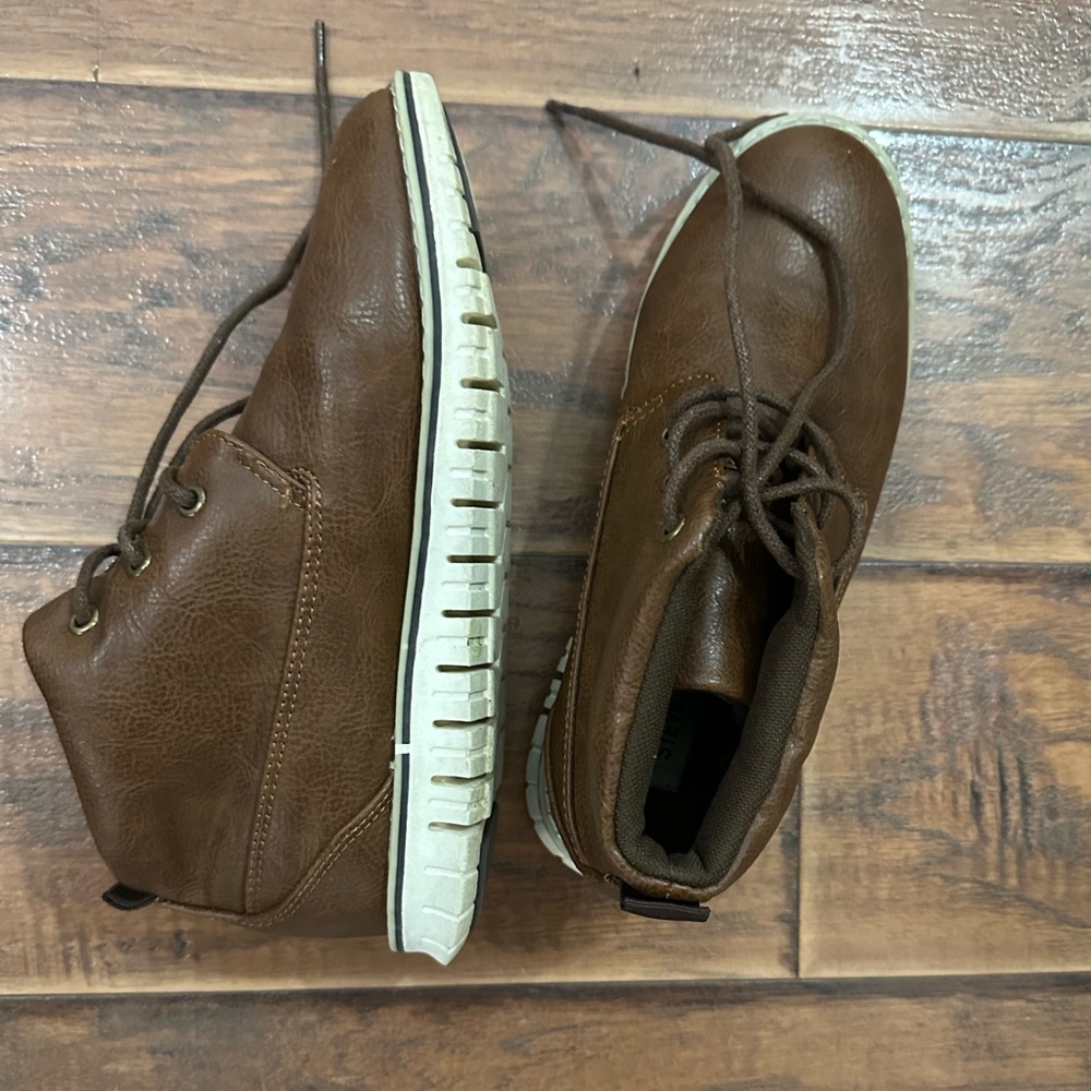 Steve Madden brown sneakers. Boys Size 4. Light wear.
